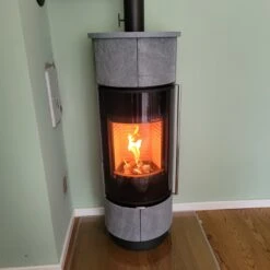 Atika Serpentino Extra Speicher-Kaminofen 7kW -Derofenfuchs Verkäufe atika serpentino extra kaminofen speicherofen kundenbild2 1280x1280