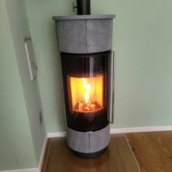 Atika Serpentino Extra Speicher-Kaminofen 7kW -Derofenfuchs Verkäufe atika serpentino extra kaminofen speicherofen kundenbild3 1280x1280