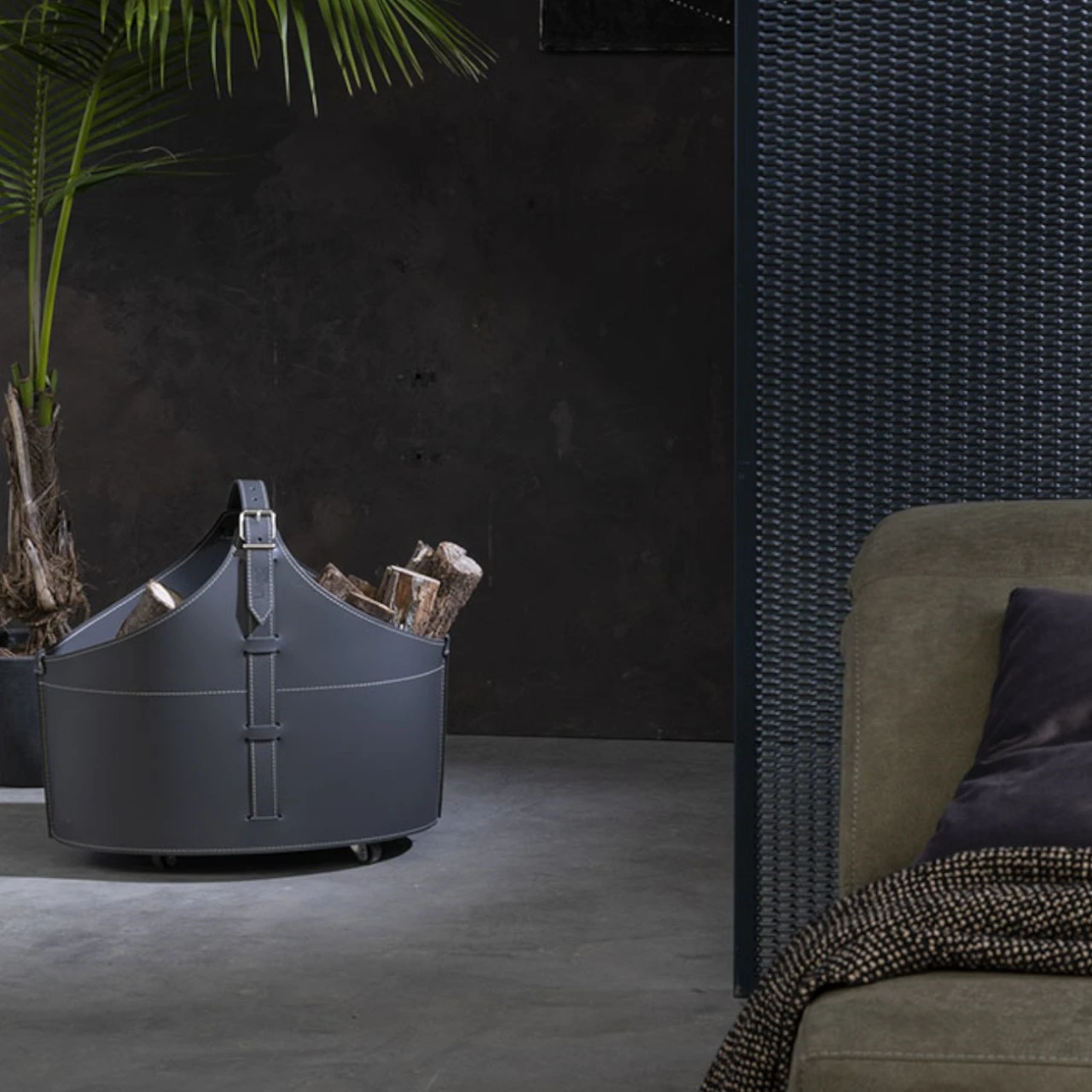 Designer Holzkorb Fabia Anthrazit Aus Regeneriertem Leder Mit Rollen 4 Designer Holzkorb Fabia Anthrazit Aus Regeneriertem Leder Mit Rollen – Bild 2