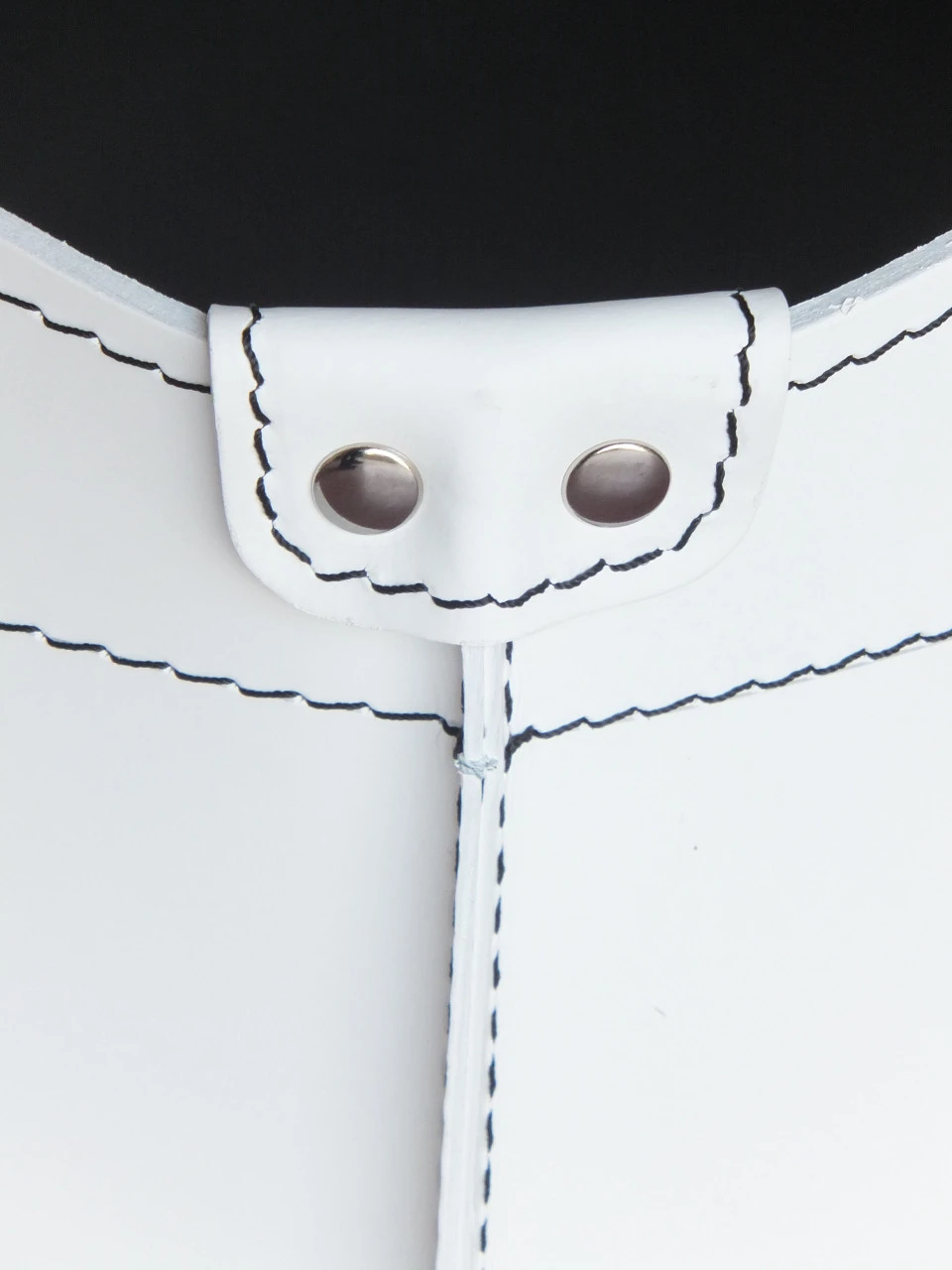 Designer Holzkorb Fabia Weiß Aus Regeneriertem Leder Mit Rollen 8 Designer Holzkorb Fabia Weiß Aus Regeneriertem Leder Mit Rollen – Bild 6