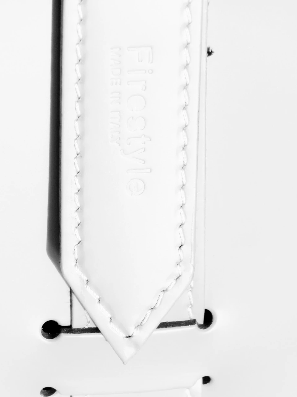 Designer Holzkorb Fabia Weiß Aus Regeneriertem Leder Mit Rollen 10 Designer Holzkorb Fabia Weiß Aus Regeneriertem Leder Mit Rollen – Bild 8