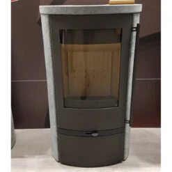 Jubilee 25 Speckstein Kaminofen 6kW 17 Jubilee 25 Speckstein Kaminofen 6kW -Derofenfuchs Verkäufe jubilee 25 speckstein mit tuer messe1 1280x1280