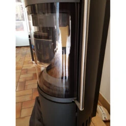 Akono Midi 180° Panorama Kaminofen 7 KW Schwarz -Derofenfuchs Verkäufe koppe akono schwarz ausstellung3 1280x1280 1