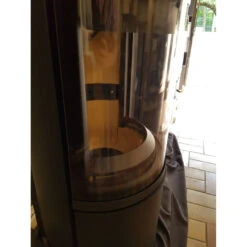 Akono Midi 180° Panorama Kaminofen 7 KW Schwarz -Derofenfuchs Verkäufe koppe akono schwarz ausstellung4 1280x1280 1