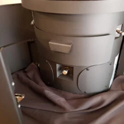 Akono 180° Panorama Speicher-Kaminofen 7kW Schwarz -Derofenfuchs Verkäufe koppe akono schwarz ausstellung9 1280x1280