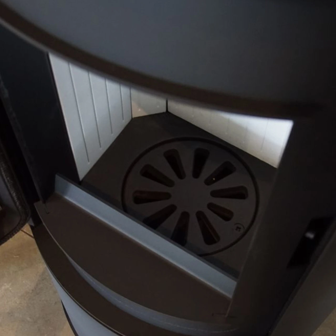 Koza AB Black Edition Kaminofen 8kW 12 Koza AB Black Edition Kaminofen 8kW – Bild 10