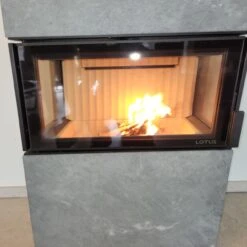 Visto 3 Panorama Speckstein Speicher-Kaminofen 5kW 15 Visto 3 Panorama Speckstein Speicher-Kaminofen 5kW -Derofenfuchs Verkäufe lotus visto3 kunde1 1280x1280