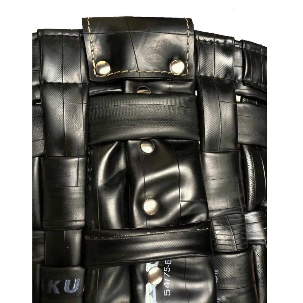 Tancredi Designer Holzkorb Schwarz Aus Recyceltem Gummi Mit Rollen 5 Tancredi Designer Holzkorb Schwarz Aus Recyceltem Gummi Mit Rollen – Bild 3