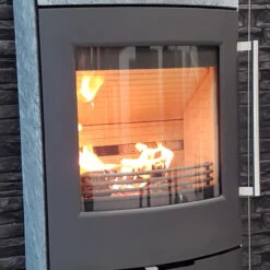 TT80S Kaminofen Schwarz Speckstein 5kW Wärmespeicherung -Derofenfuchs Verkäufe termatech tt80 schwarz speckstein front brennend 1280x1280