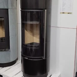 Delia Extra Speicher-Kaminofen Mit Schwarzen Kacheln 7kW -Derofenfuchs Verkäufe thorma delia extra keramik schwarz kaminofen web3 1280x1280 1