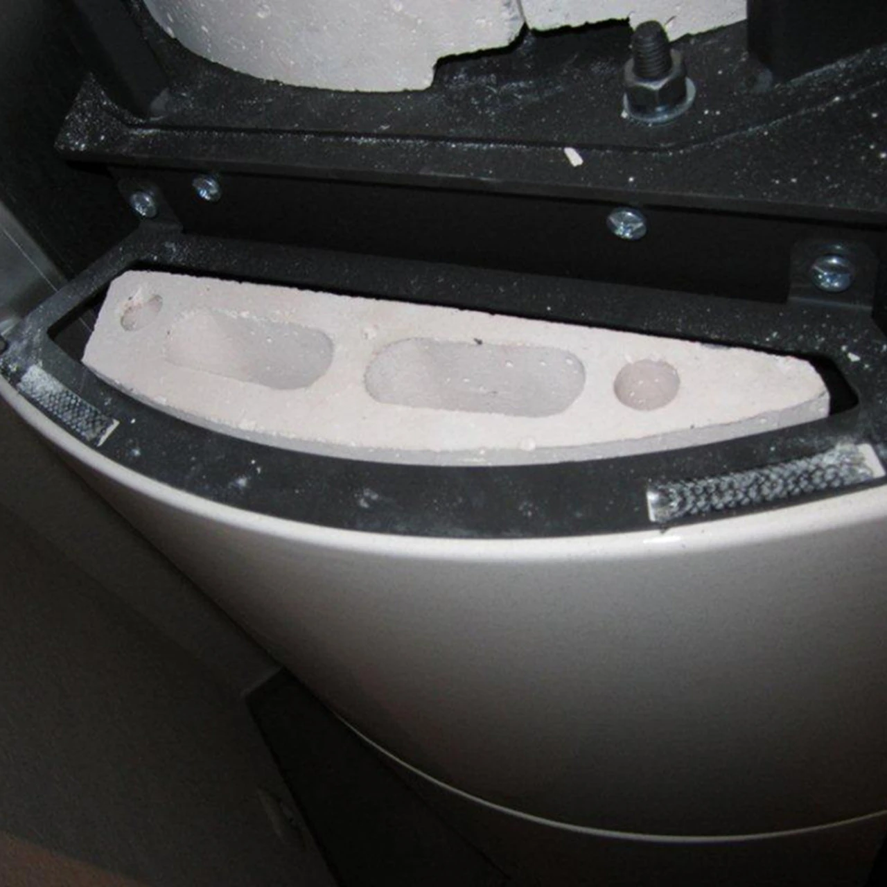 Delia Plus Speicher-Kaminofen Mit Schwarzen Kacheln 7kW 15 Delia Plus Speicher-Kaminofen Mit Schwarzen Kacheln 7kW – Bild 13