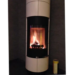 Delia Speicher-Kaminofen Mit Weißen Kacheln 7kW 28 Delia Speicher-Kaminofen Mit Weißen Kacheln 7kW -Derofenfuchs Verkäufe thorma design delia weis kunde1 1280x1280