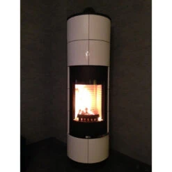 Delia Speicher-Kaminofen Mit Weißen Kacheln 7kW 26 Delia Speicher-Kaminofen Mit Weißen Kacheln 7kW -Derofenfuchs Verkäufe thorma design delia weis kunde 1280x1280