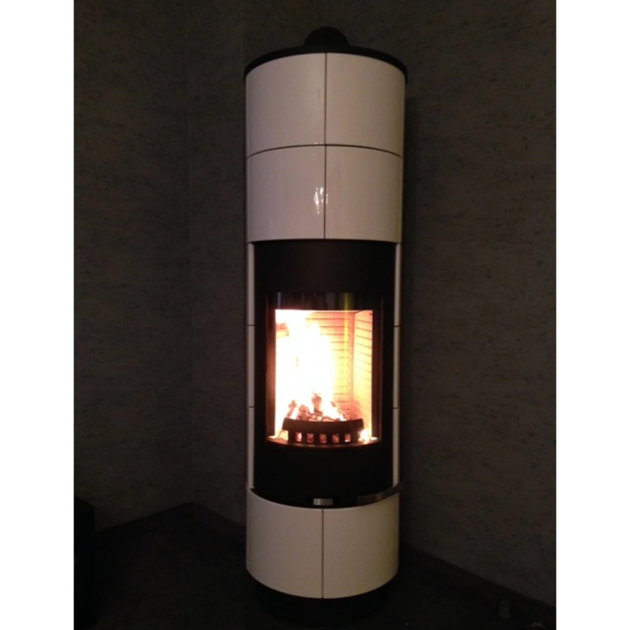 Delia Speicher-Kaminofen Mit Weißen Kacheln 7kW 7 Delia Speicher-Kaminofen Mit Weißen Kacheln 7kW – Bild 5