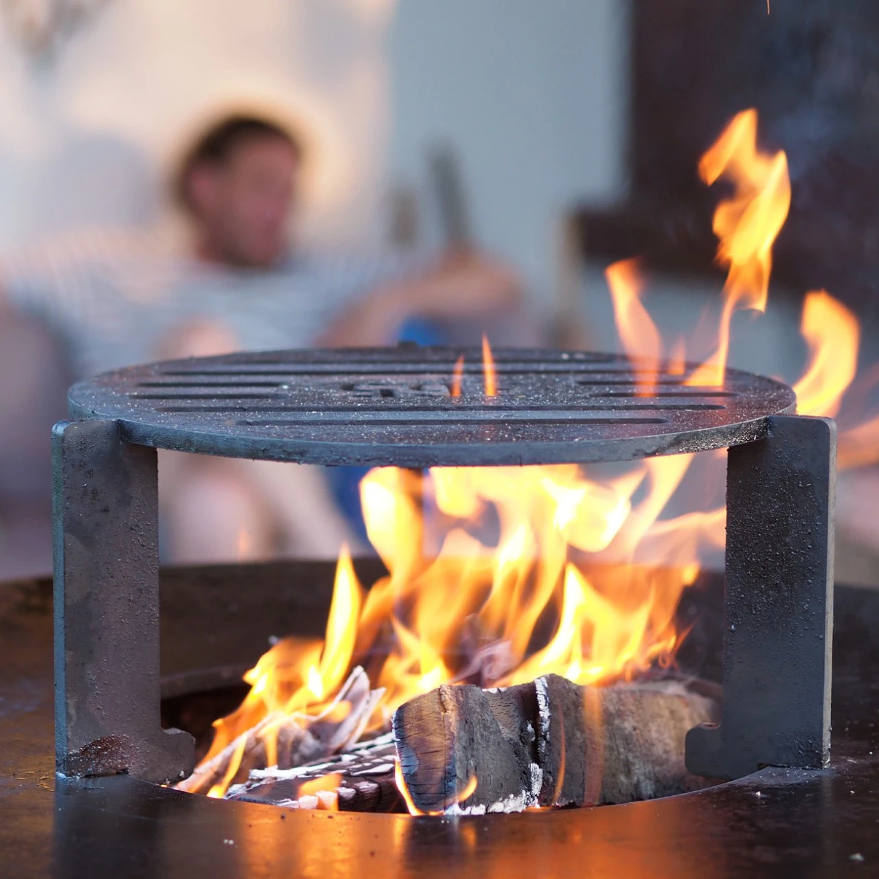 Gartenkamin Plancha Grill TALYN Schwarz 7 Gartenkamin Plancha Grill TALYN Schwarz – Bild 5